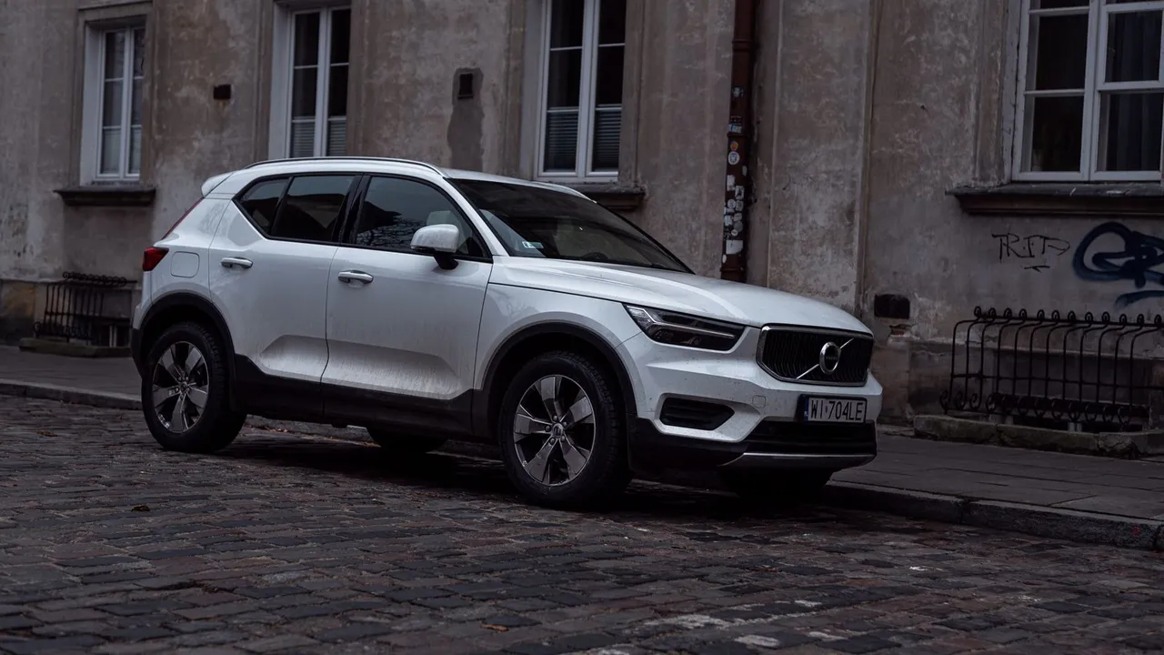 SUV compact premium volvo xc40 gris en ville, profil trois quarts avant, jantes alliage et calandre sculptée.
